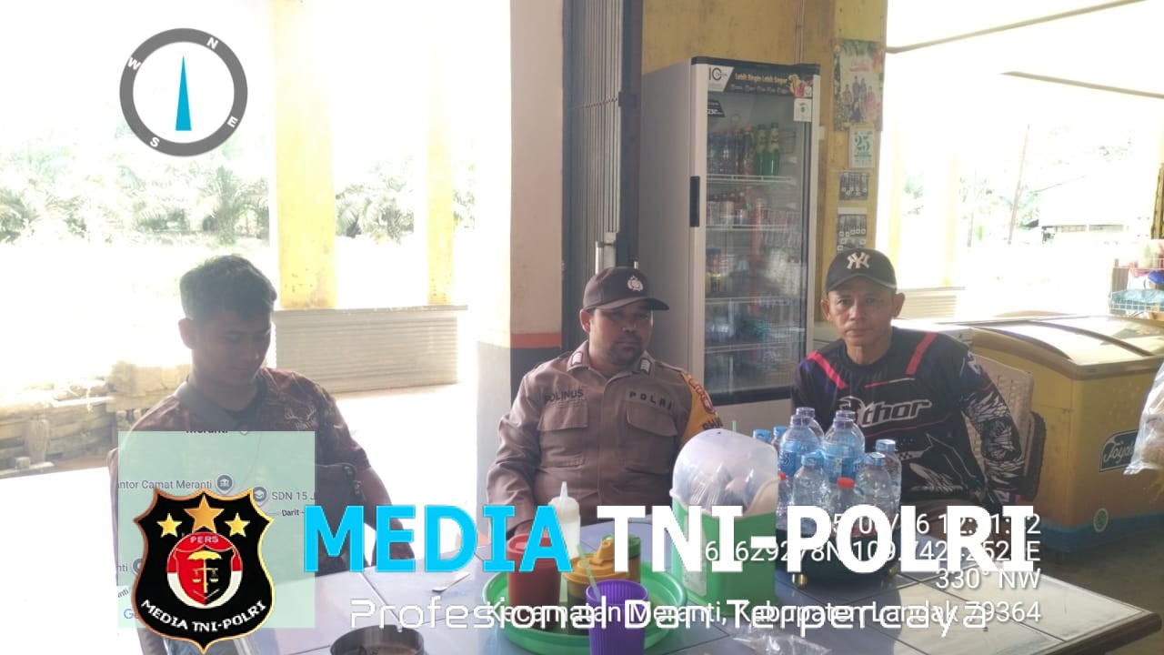 Sentuhan Humanis Polisi Meranti, Duduk Santai Bersama Warga Demi Jaga Keamanan Lingkungan