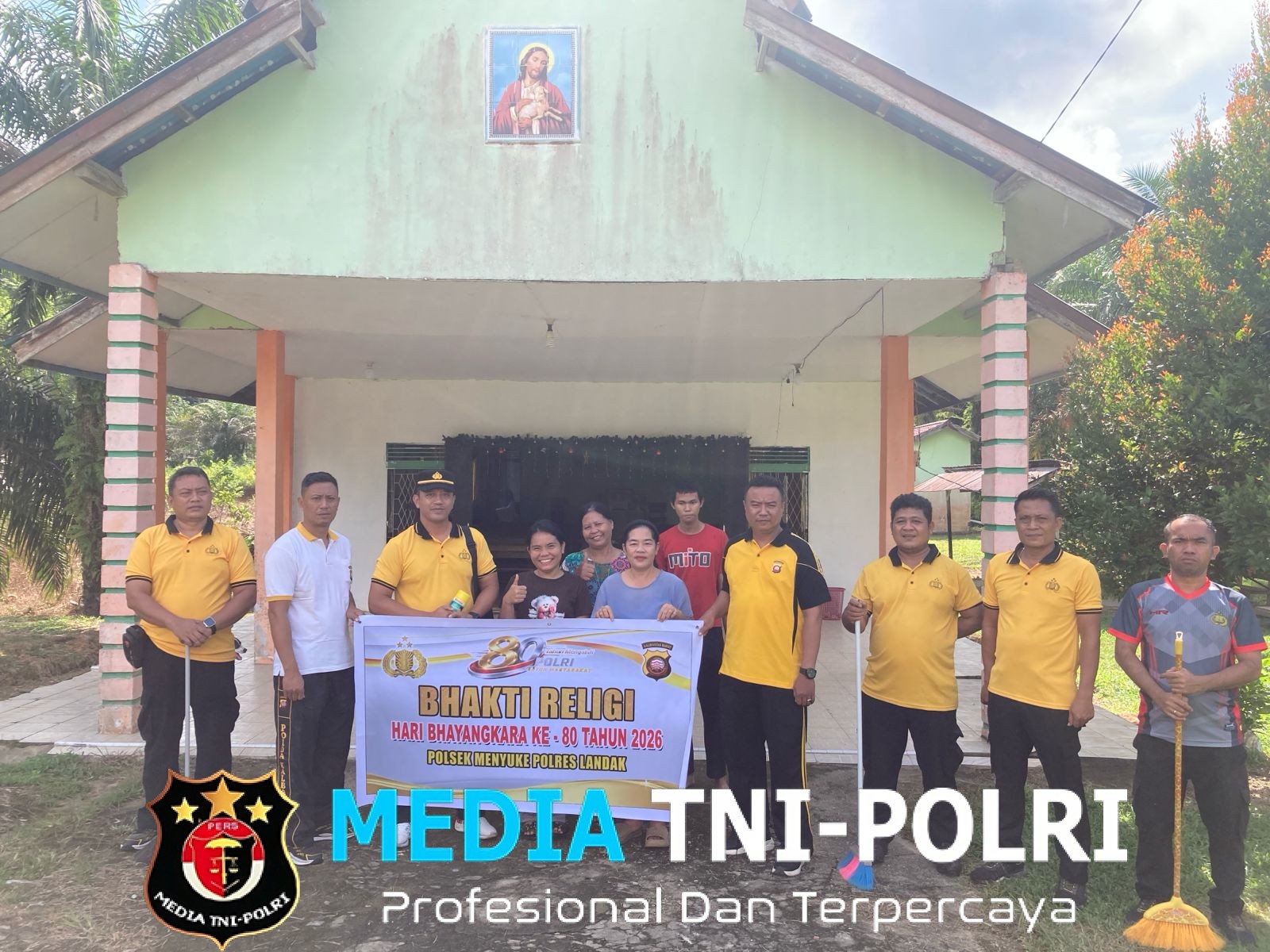 Peringatan Hari Bhayangkara ke 80, Kapolsek Menyuke dan Anggota Bersih-Bersih Linkungan Gereja