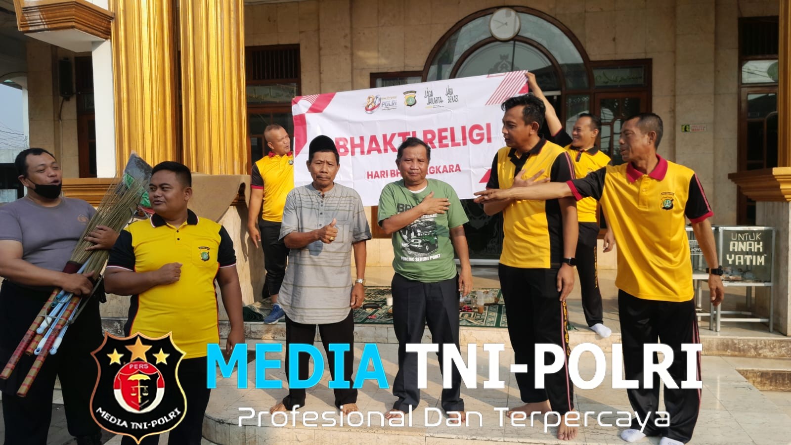 Jaga Jakarta Jaga Bekasi, Polsek Cikarang Barat Bersihkan Masjid Jamie Nurut Taqwa Sambut Hari Bhayangkara ke-80