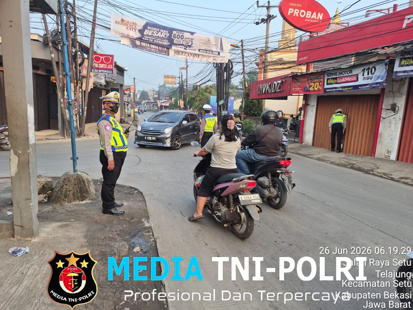 Jaga Jakarta Jaga Bekasi, Polsek Setu Kawal Kelancaran Mobilitas Pagi di Pertigaan KUD Ciledug