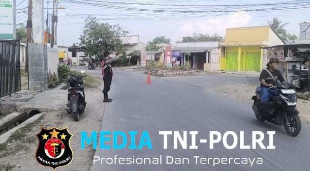 Jaga Jakarta Jaga Bekasi, Polsek Cabangbungin Atur Arus Pagi di Pertigaan Jalan Raya Garon