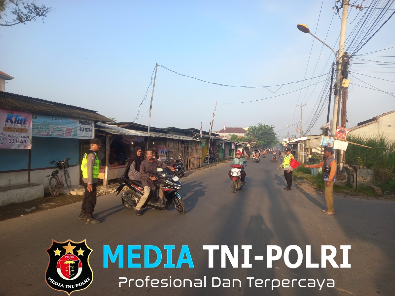 Jaga Jakarta Jaga Bekasi, Polsek Pebayuran Hadir Lancarkan Arus Pagi di Jalan Raya Kertasari