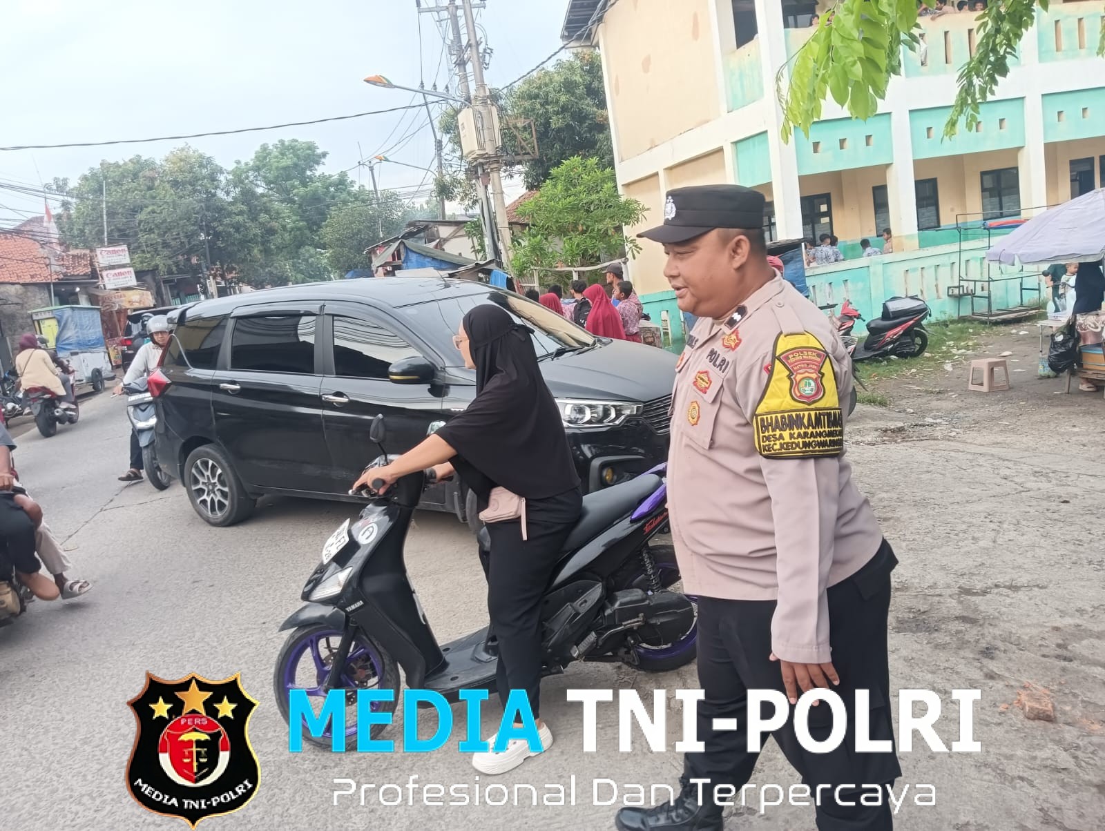Jaga Jakarta Jaga Bekasi, Bhabinkamtibmas Kedungwaringin Atur Arus Pagi di Depan SDN 02 Kedungwaringin