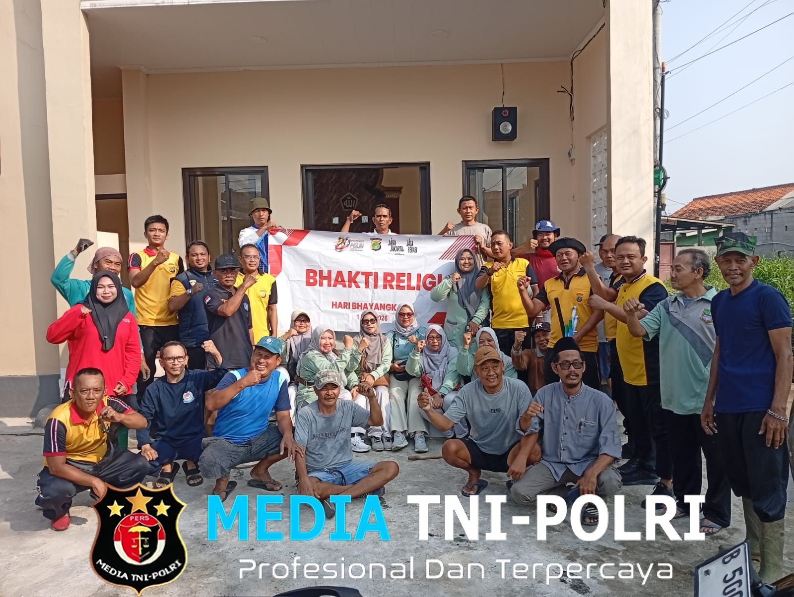 Polsubsektor Tambun Utara Bersama Warga Bersihkan Mushola Nurul Falah