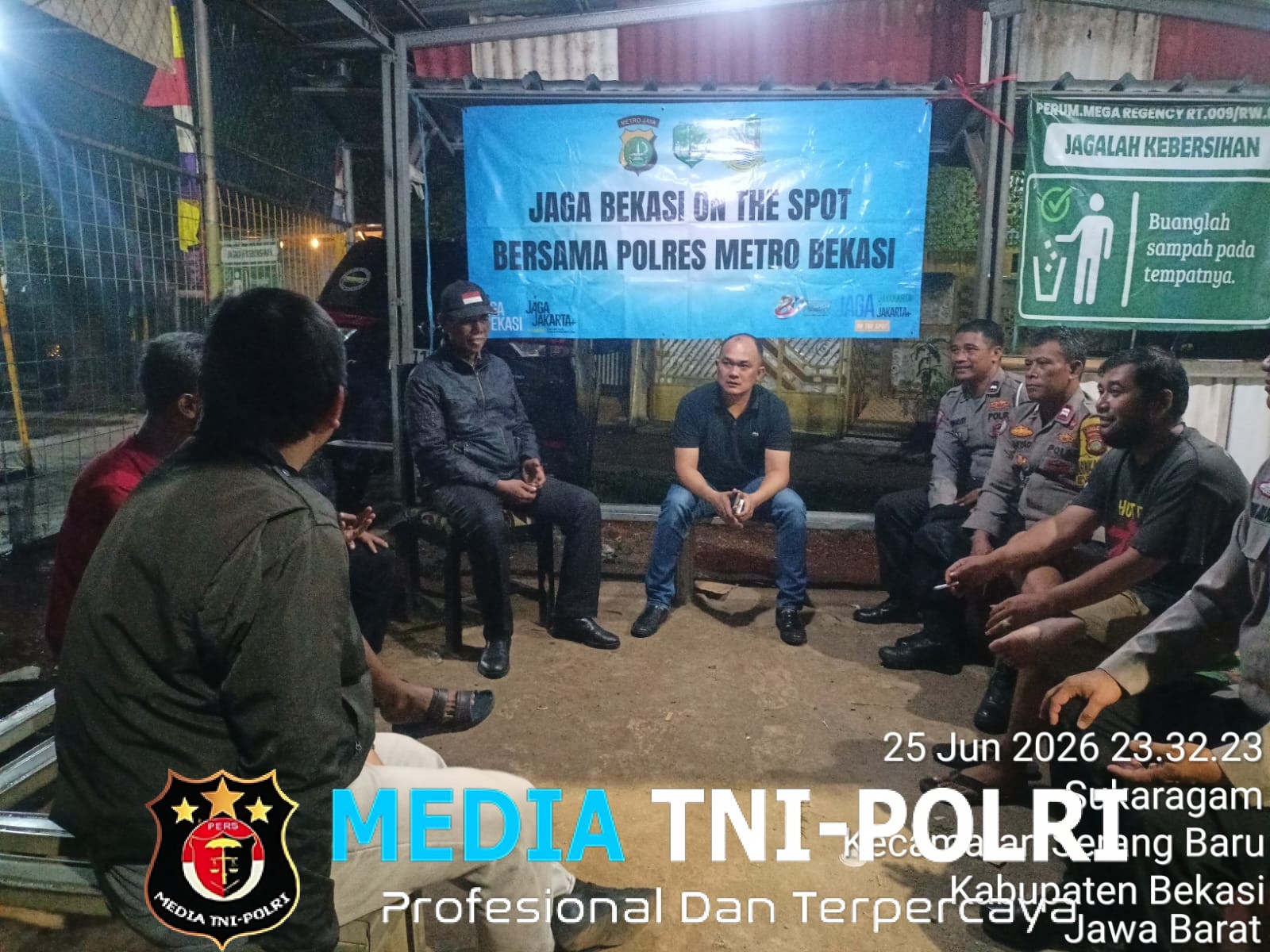 Jaga Bekasi On The Spot, Polsek Serang Baru Sambangi Satkamling Mega Regency