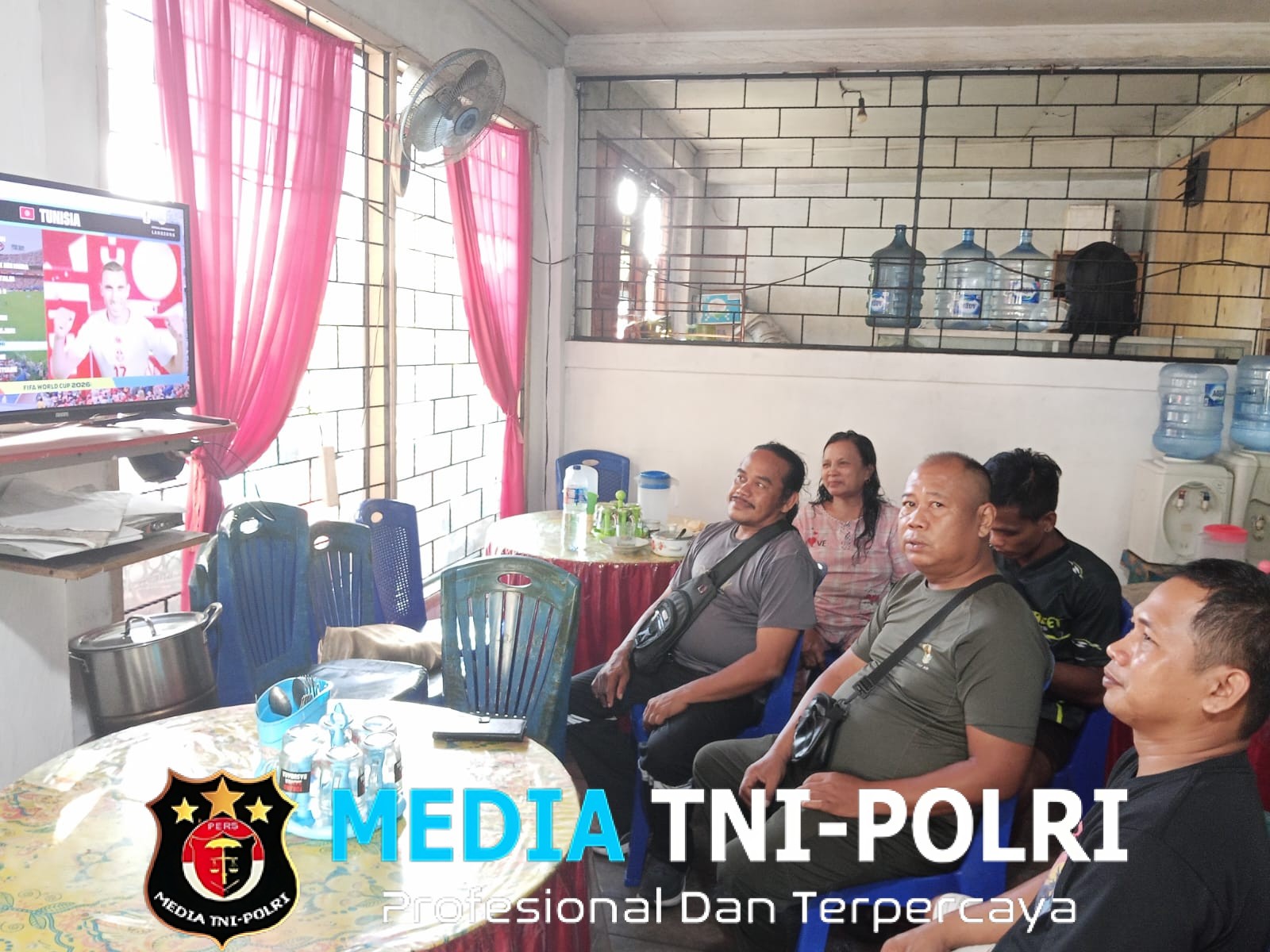 Nonton Bareng Piala Dunia 2026, Babinsa Koramil Dimembe, Kodim 1310/Bitung, Bukti Nyata TNI dan Rakyat Tak Terpisahkan
