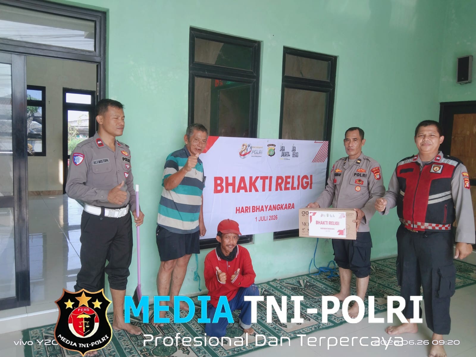Jaga Jakarta Jaga Bekasi, Polsek Babelan Bersihkan Masjid Jami Nurus Syifa Sambut Hari Bhayangkara ke-80