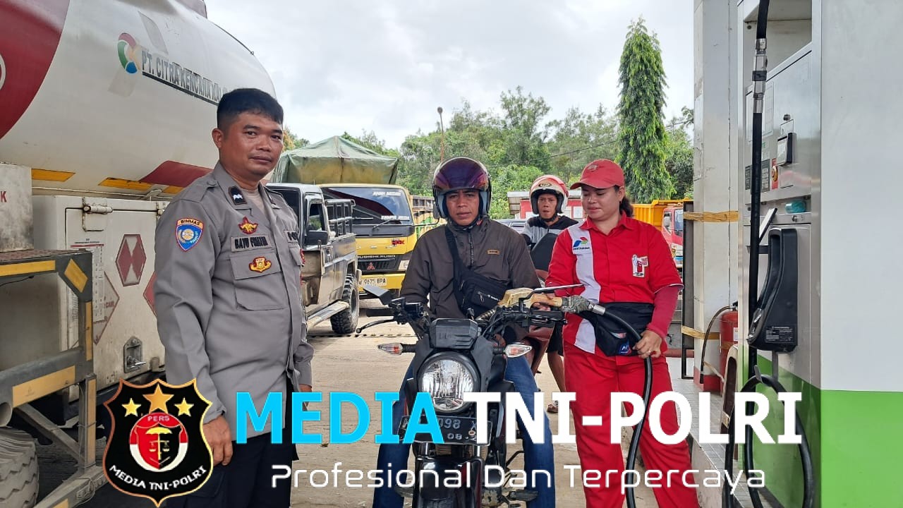 Isi Bensin Rasa Aman Polsubsektor Jelimpo Sambangi Warga di SPBU dengan Senyum dan Himbauan