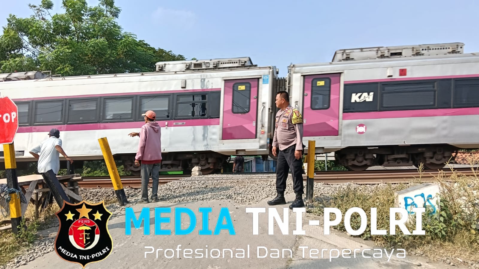 Jaga Jakarta Jaga Bekasi, Bhabinkamtibmas Kedungwaringin Pantau Perlintasan Kereta Tanpa Palang di Bojongsari