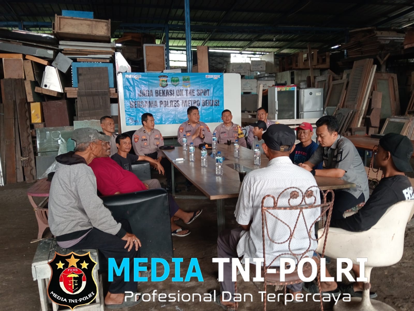 Jaga Jakarta Jaga Bekasi, Kapolsek Pebayuran Ajak Warga Bantarjaya Perkuat Ronda dan Awasi Remaja
