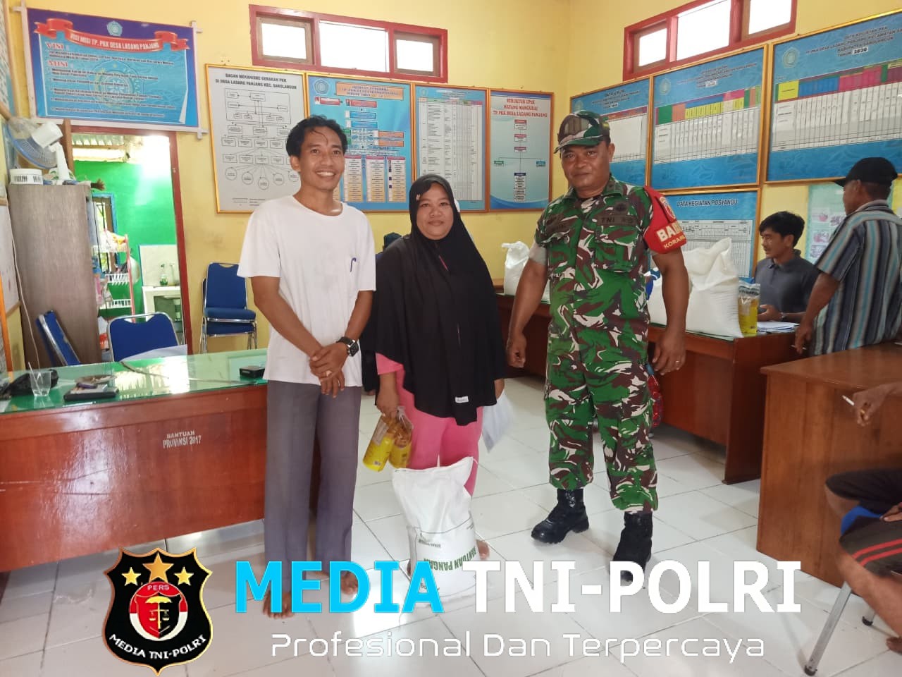 TNI AD Hadir untuk Rakyat, berikan bantuan sembako di Desa Ladang Panjang