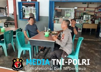 Ngobrol Santai! Polsek Mandor Sambangi Warga, Himbauan Kamtibmas Disampaikan Penuh Kekeluargaan