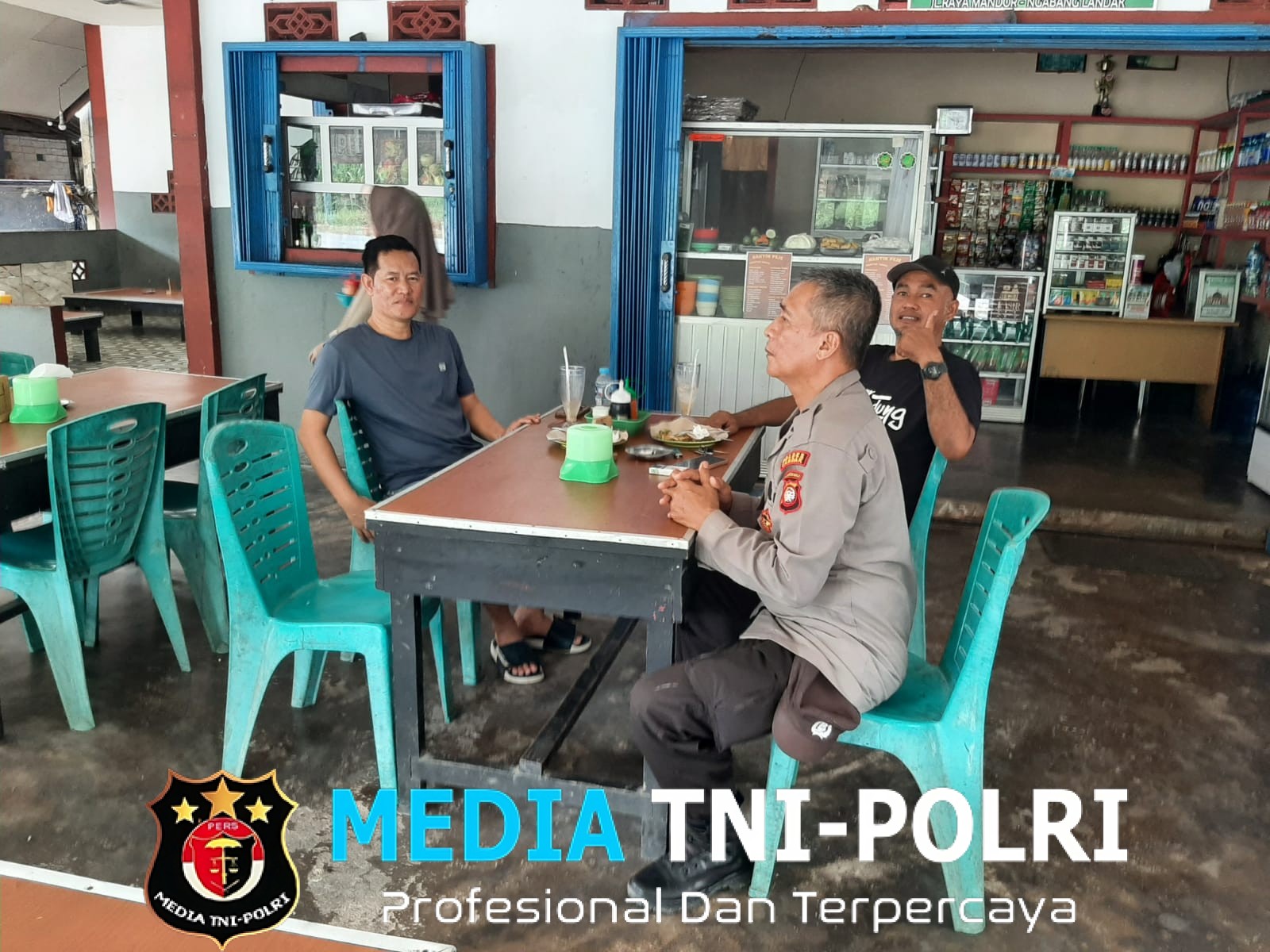 Ngobrol Santai! Polsek Mandor Sambangi Warga, Himbauan Kamtibmas Disampaikan Penuh Kekeluargaan