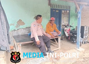 Bhabinkamtibmas Kedungwaringin Sosialisasikan Layanan Polisi 110 di Karangmekar
