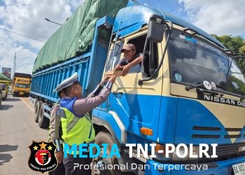 Satuan Lalu Lintas Polres Mesuji Gelar Bhakti Sosial “Tasi Berkah”, Bagikan 20 Paket Nasi Kotak Kepada Pengendara dan Petugas Parkir