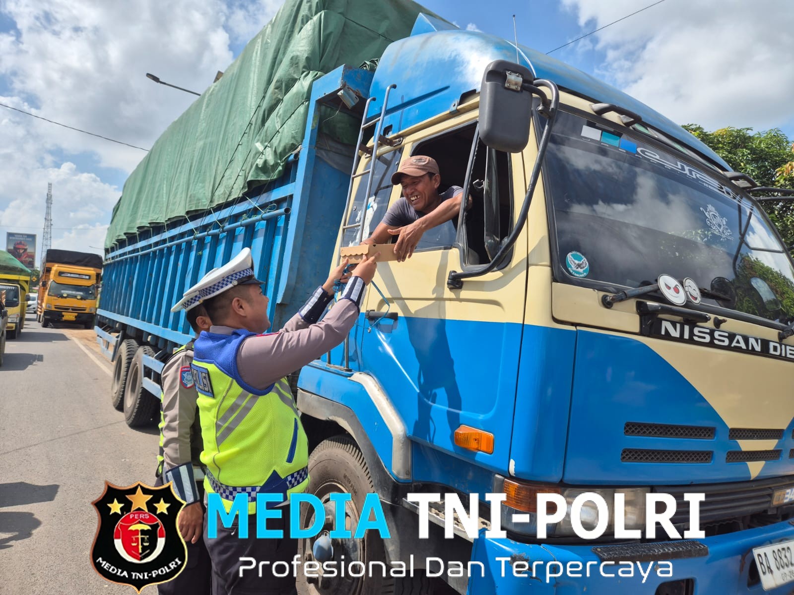 Satuan Lalu Lintas Polres Mesuji Gelar Bhakti Sosial “Tasi Berkah”, Bagikan 20 Paket Nasi Kotak Kepada Pengendara dan Petugas Parkir