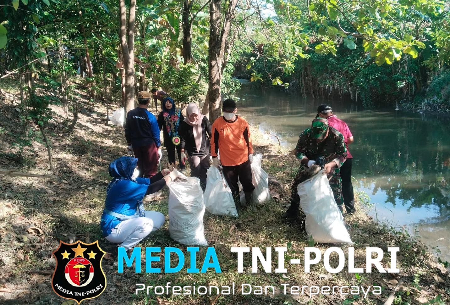 Bati Tuud Koramil 03 Serengan Pimpin Kerja Bakti Bersih Sungai Premulung Joyotakan