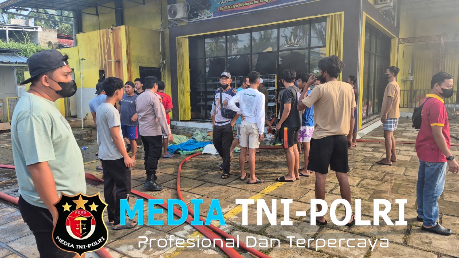 Polsek Wonosobo dan Inafis Polres Tanggamus Identifikasi Kebakaran Toko Diamond Berkah