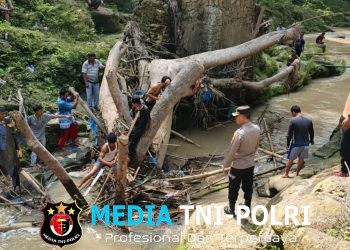 Warga Tanah Jawa Hanyut Di Sungai Bah Tongguran, Kapolsek Banuara Manurung Turun Langsung Pimpin Pencarian
