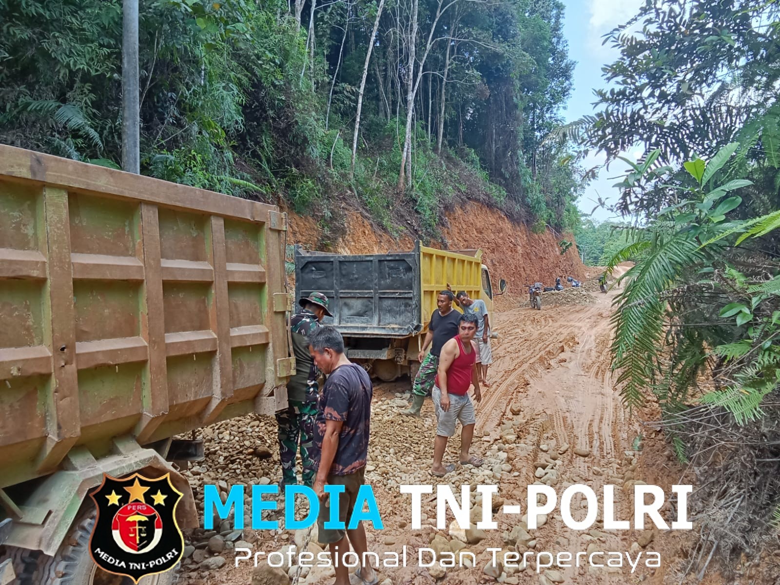 Penimbunan Material Sirtu Percepat Pembangunan Jalan 1 Kilometer dalam Karya Bakti Skala Besar Kodim 0420/Sarko