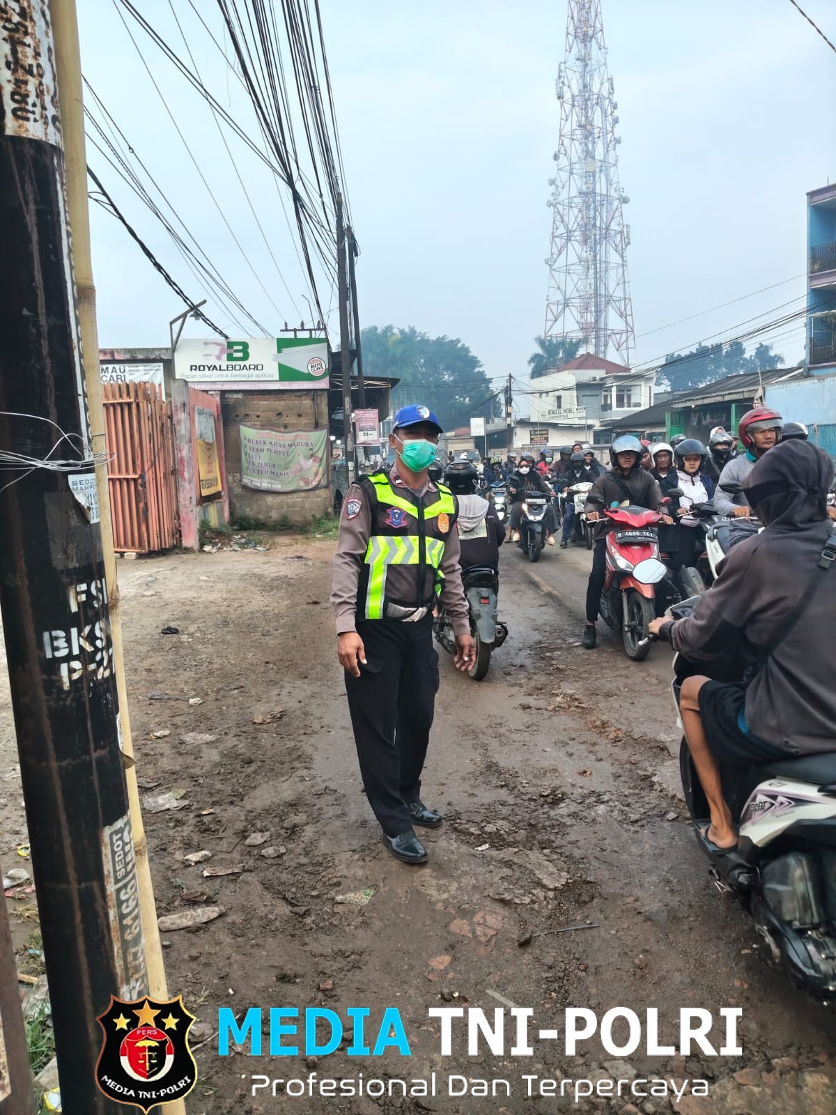 Jaga Jakarta Jaga Bekasi, Polsek Serang Baru Perkuat Pengaturan Pagi di Jalur KH. Raden Ma’mun Nawawi