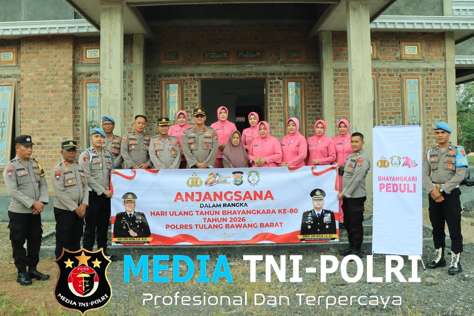 Sambut Hari Bhayangkara ke-80, Polres Tulang Bawang Barat Anjangsana dan Berikan Bantuan untuk Purnawirawan serta Warakawuri