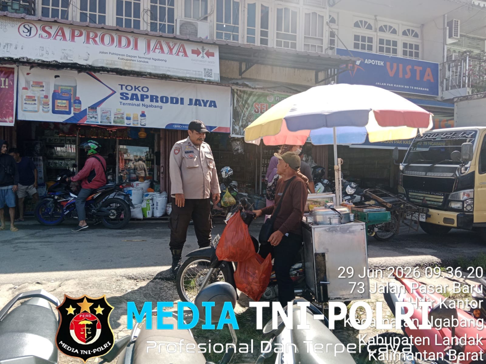 Himbauan Kamtibmas Berbalut Silaturahmi Cara Efektif Polsek Ngabang Dekati Warga