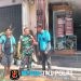 Sambil Menyelam Minum Air, Sambangi Warga Babinsa Kemlayan Ngobrol Santai Dengan Juru Parkir