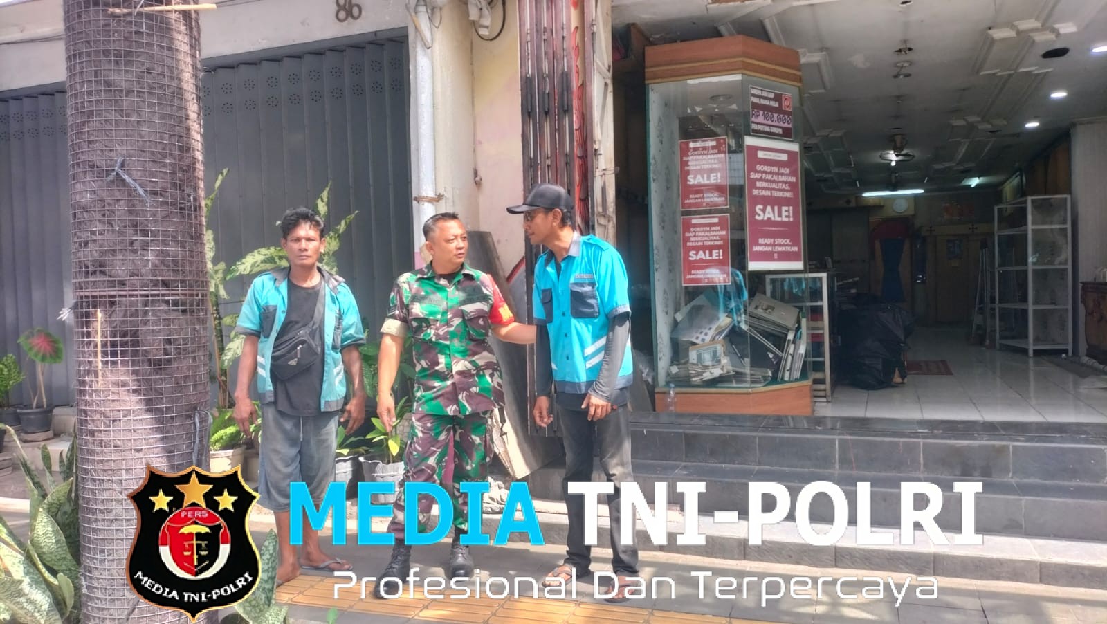 Sambil Menyelam Minum Air, Sambangi Warga Babinsa Kemlayan Ngobrol Santai Dengan Juru Parkir