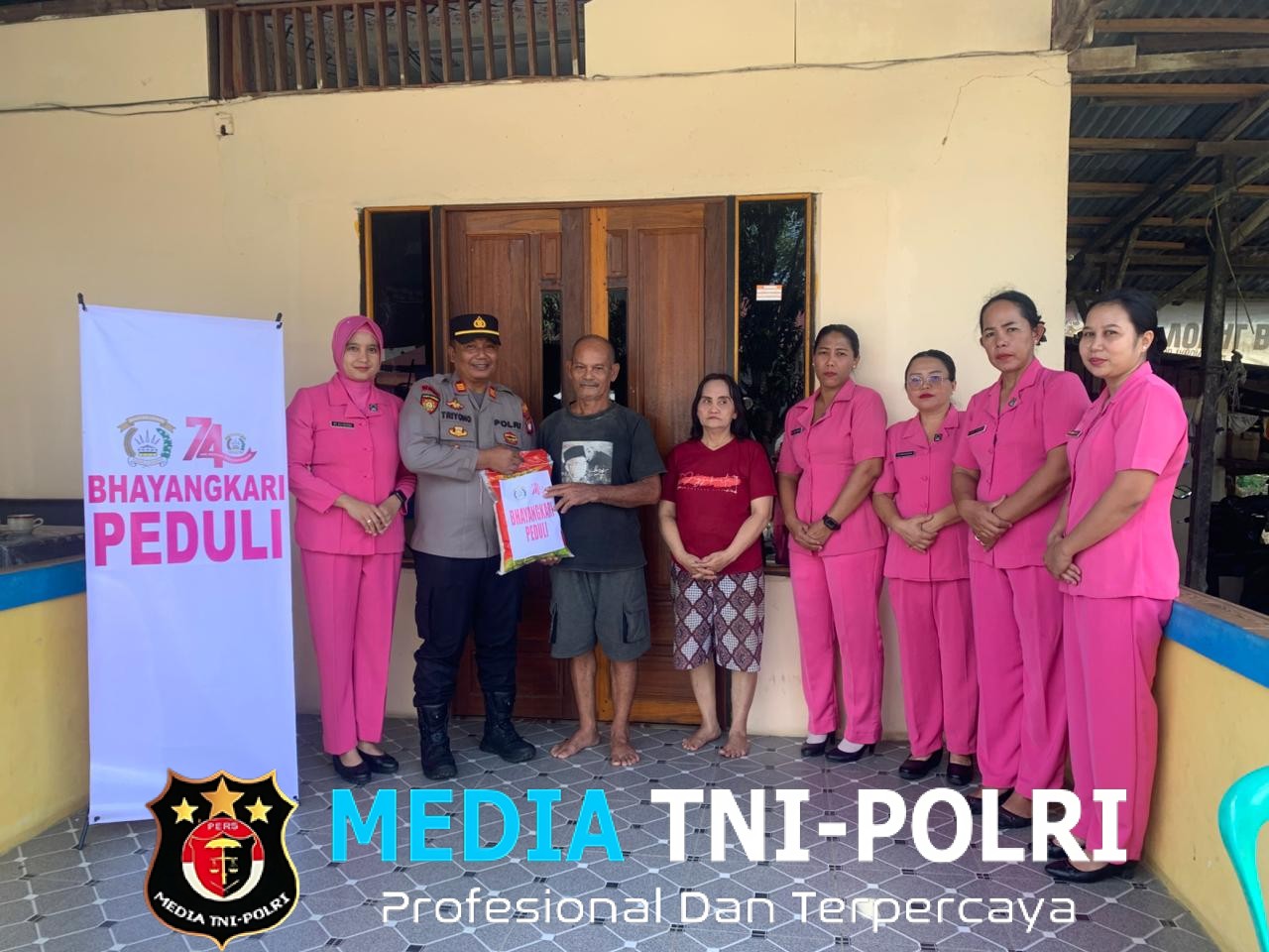 Sentuhan Kepedulian di Hari Bhayangkara ke-80, Polsek Sengah Temila Sambangi Purnawirawan dan Warakawuri