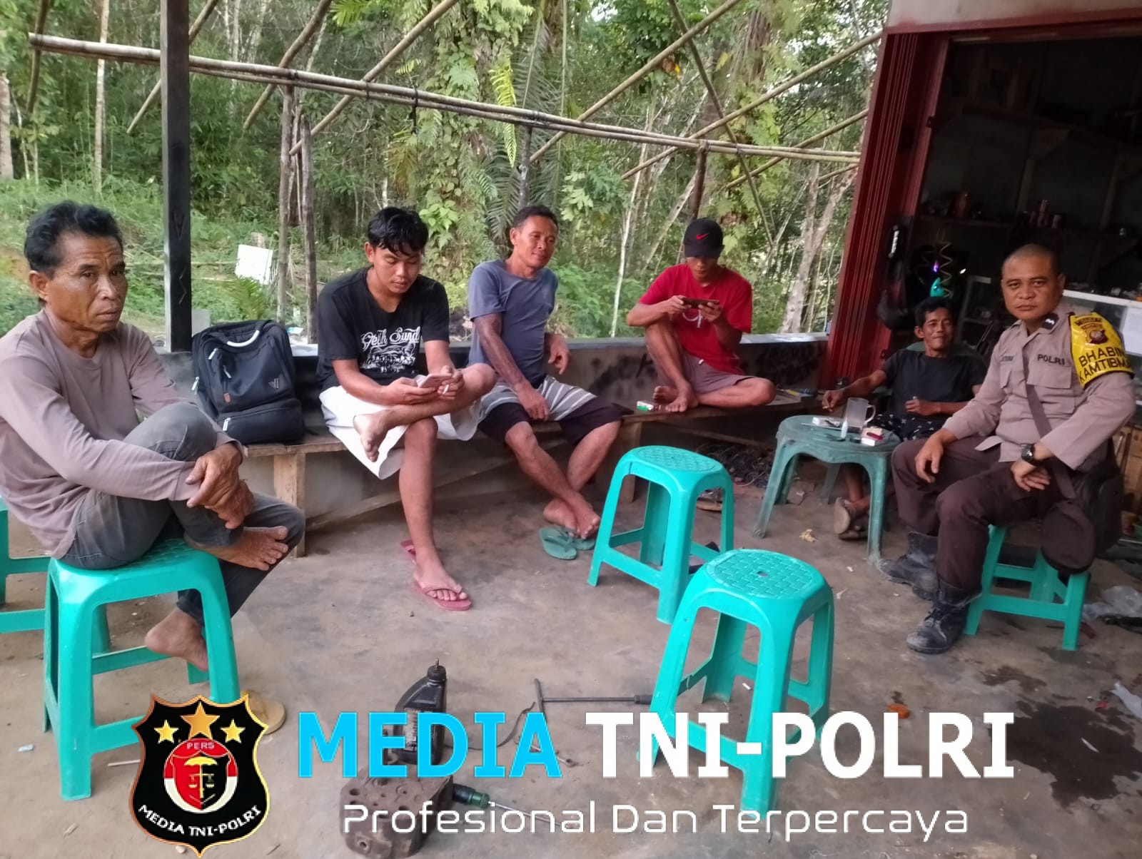 Suasana Akrab di Tengah Warga, Bhabinkamtibmas Ajak Bersama Cegah Kejahatan