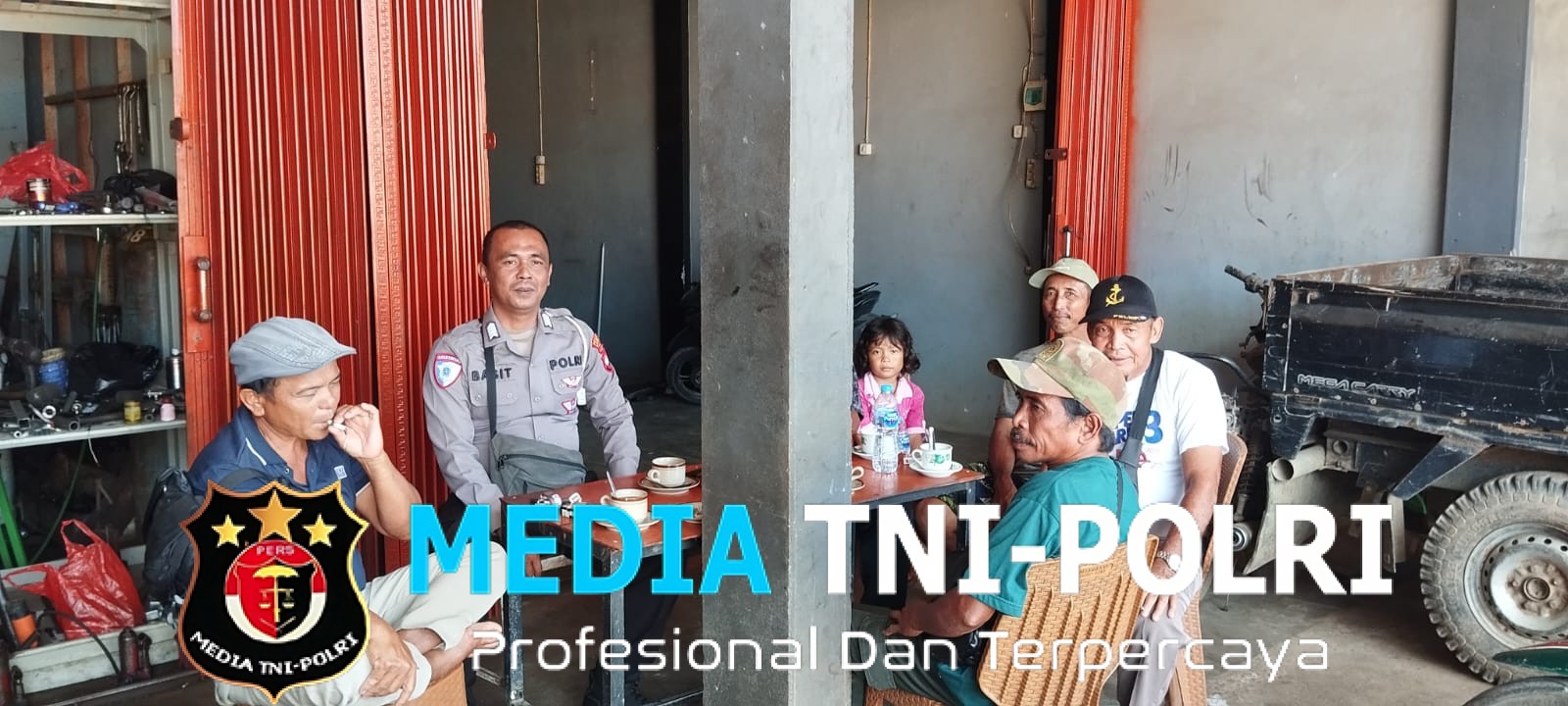 Sambil Ngopi Bareng Warga, Kanit Lantas Polsek Mempawah Hulu Sampaikan Pesan Kamtibmas dan Keselamatan Berlalu Lintas