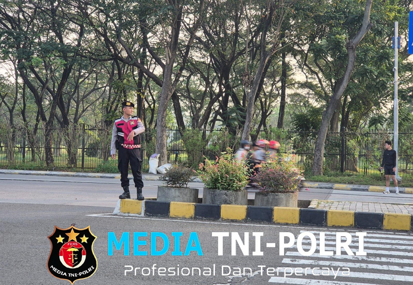 Jaga Jakarta Jaga Bekasi, Sat Samapta Polres Metro Bekasi Atur Arus Pagi di Pertigaan Eco Water