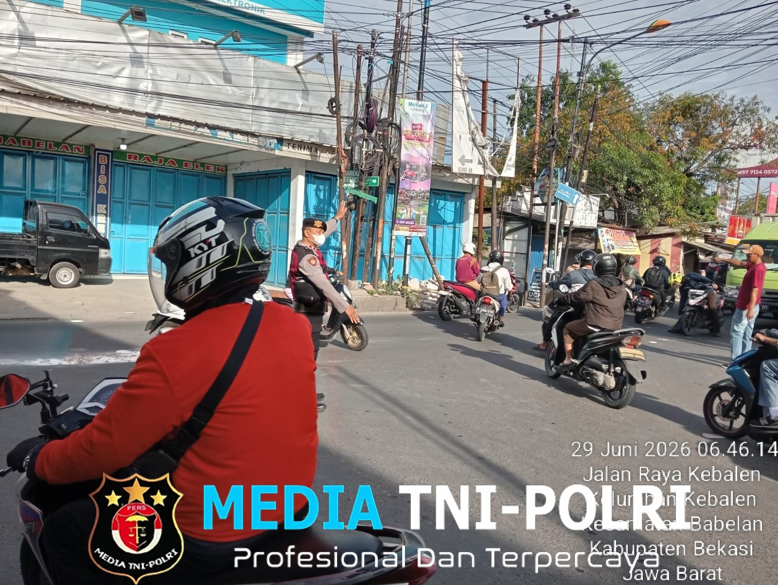Jaga Jakarta Jaga Bekasi, Polsek Babelan Atur Arus Pagi di Pertigaan Jembatan Kebalen