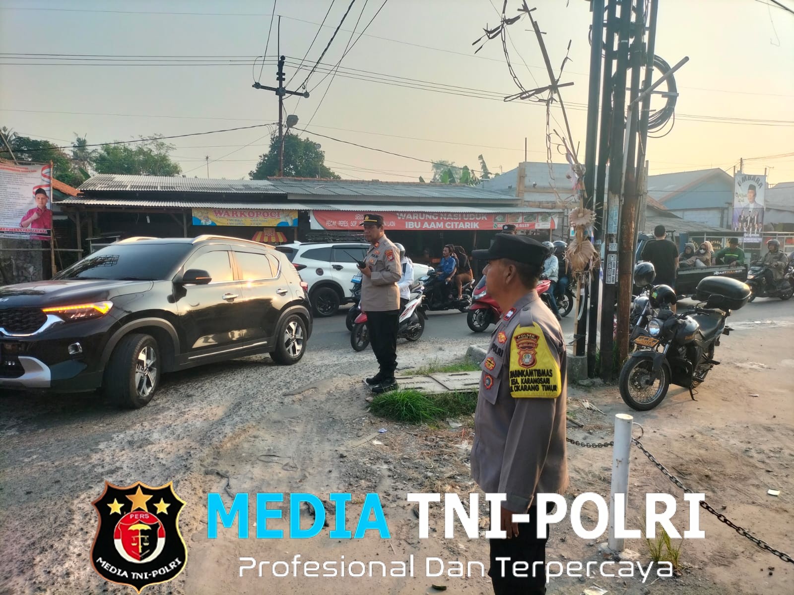 Jaga Jakarta Jaga Bekasi, Unit Binmas Polsek Cikarang Timur Atur Arus Pagi di Pertigaan Alfa Citarik