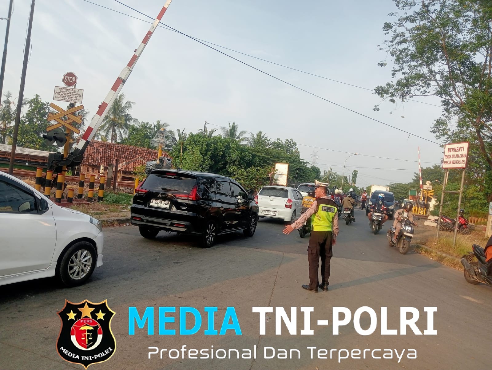 Jaga Jakarta Jaga Bekasi, Unit Lantas Polsek Cikarang Timur Atur Arus di Perlintasan KA Kojengkang