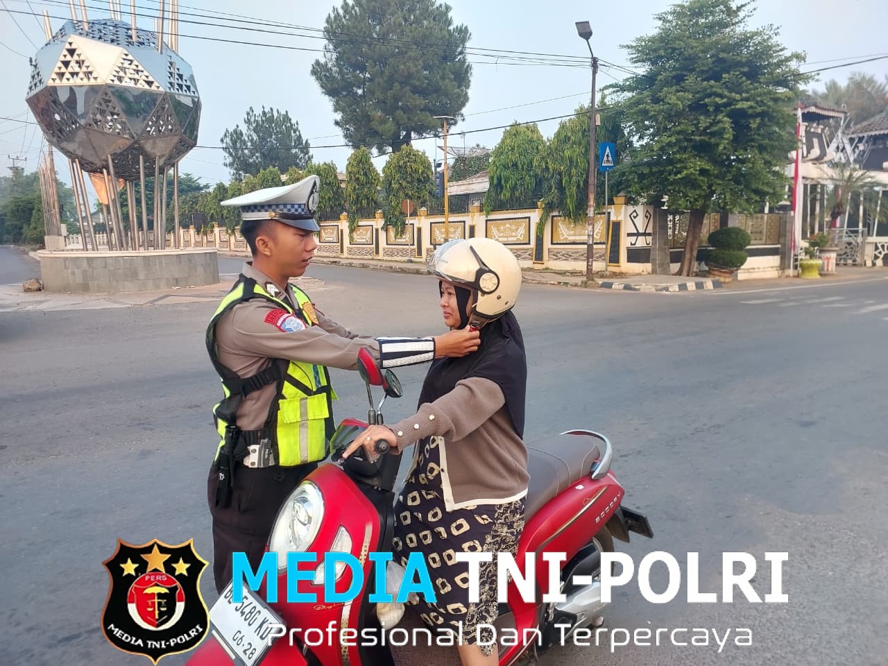 Gelar Gatur Rawan Pagi, Satlantas Polres Lampung Utara Ingatkan Pengendara Gunakan Helm SNI