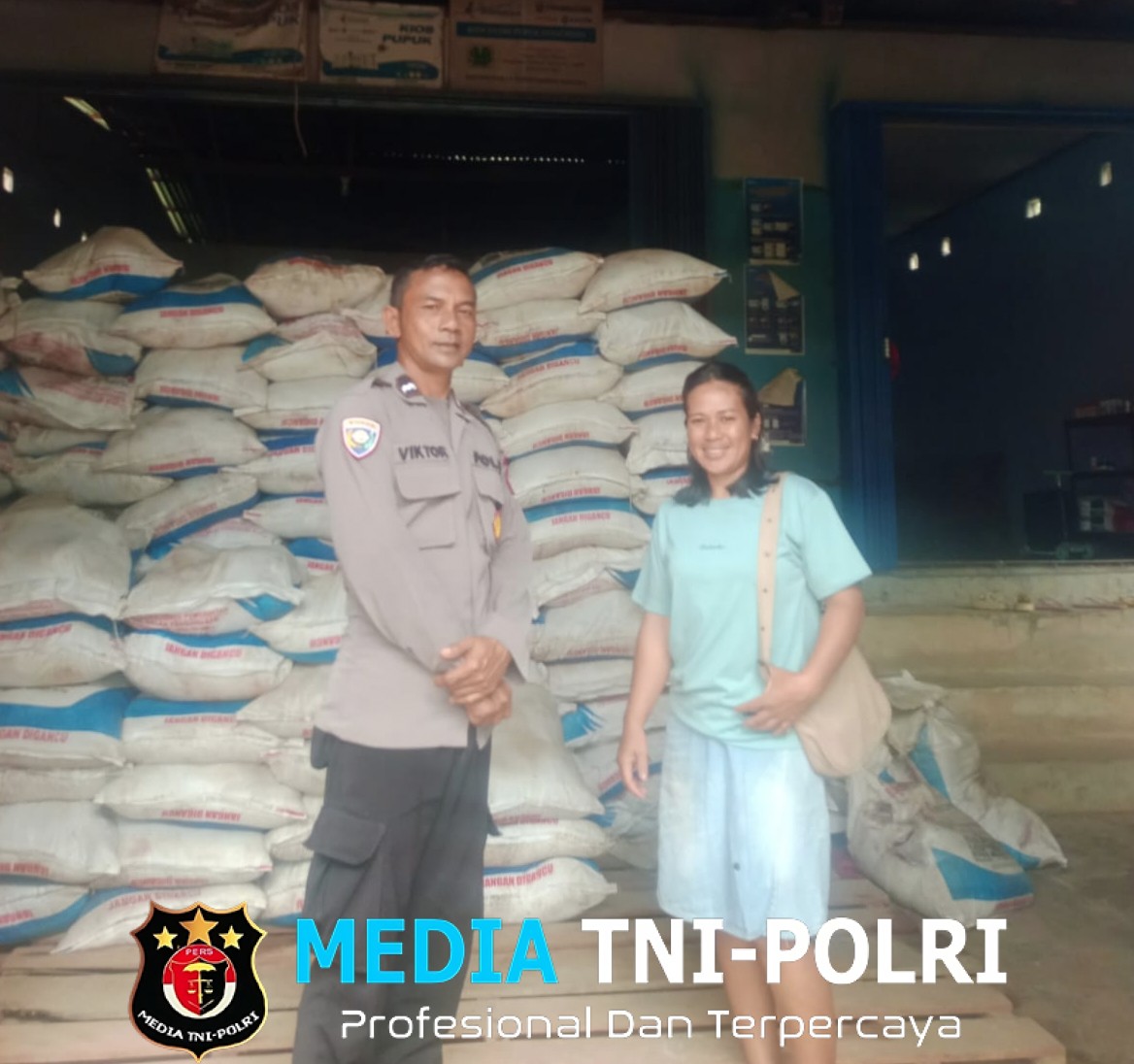 Momen Humanis di Jelimpo Saat Petani Ambil Pupuk, Polisi Datang Membawa Himbauan dan Senyuman