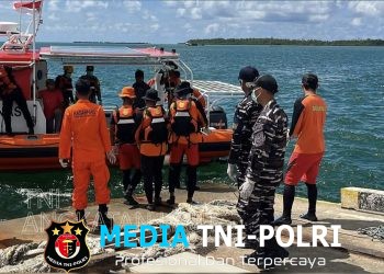 Tim SAR Gabungan TNI AL Evakuasi Jenazah Diduga ABK KM Ocean Three di Perairan Natuna