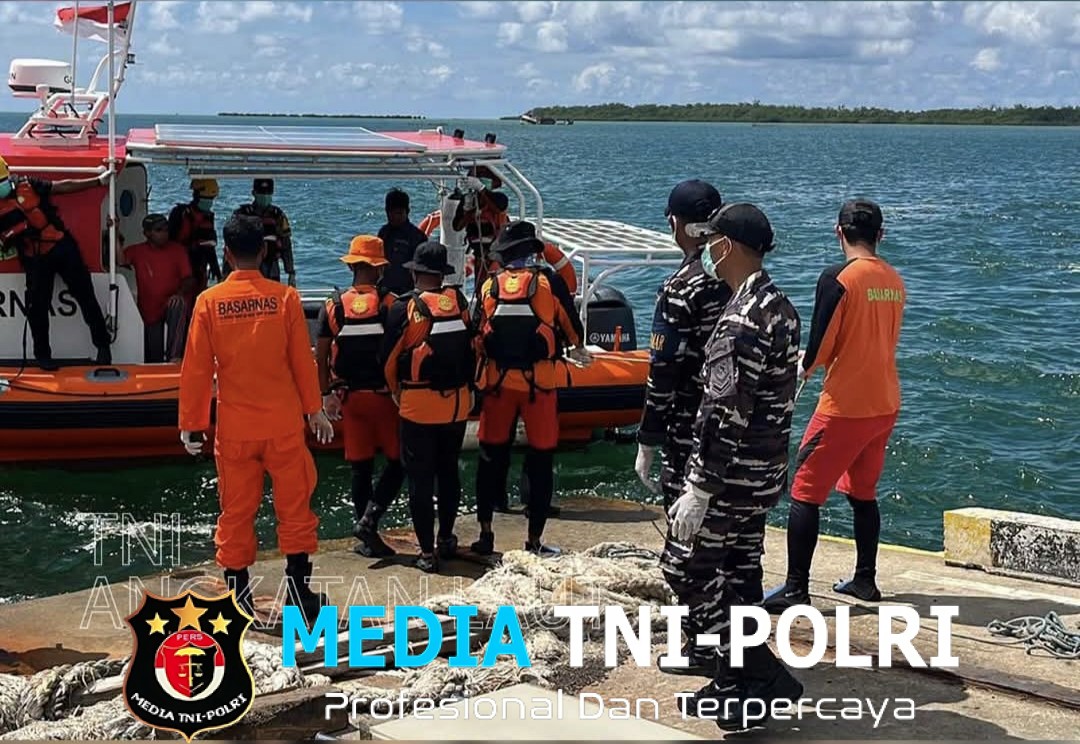 Tim SAR Gabungan TNI AL Evakuasi Jenazah Diduga ABK KM Ocean Three di Perairan Natuna