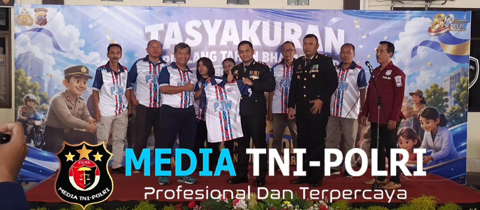 Hari Bhayangkara ke-80, PJW Bersama Insan Pers Wonogiri Beri Kejutan Tumpeng dan Kaos Simbolis untuk Polres Wonogiri, Perkuat Sinergi Polri dan Media