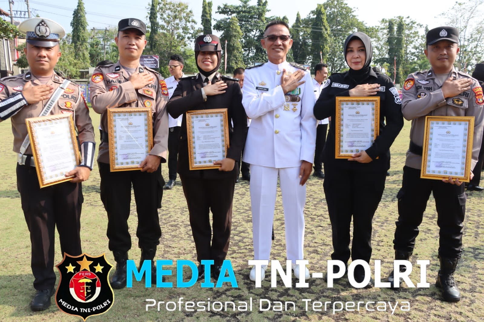 Hari Bhayangkara ke-80, Kapolres Lampung Utara Berikan Penghargaan kepada 48 Personel dan 11 Warga Berprestasi