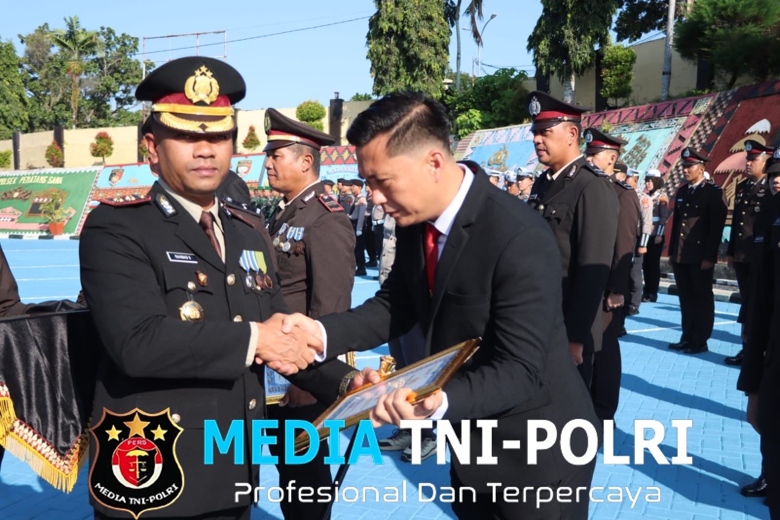 Kapolres Tanggamus Berikan Penghargaan kepada 27 Personel Polri dan 6 Warga pada Hari Bhayangkara ke-80