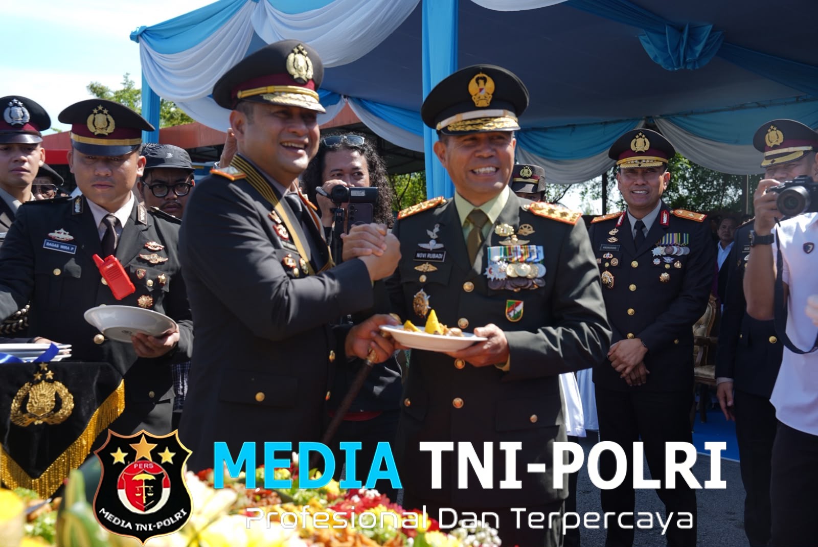 Sinergitas Tanpa Batas, Pangdam XII/Tpr Beri Kejutan Tumpeng di HUT ke-80 Bhayangkara