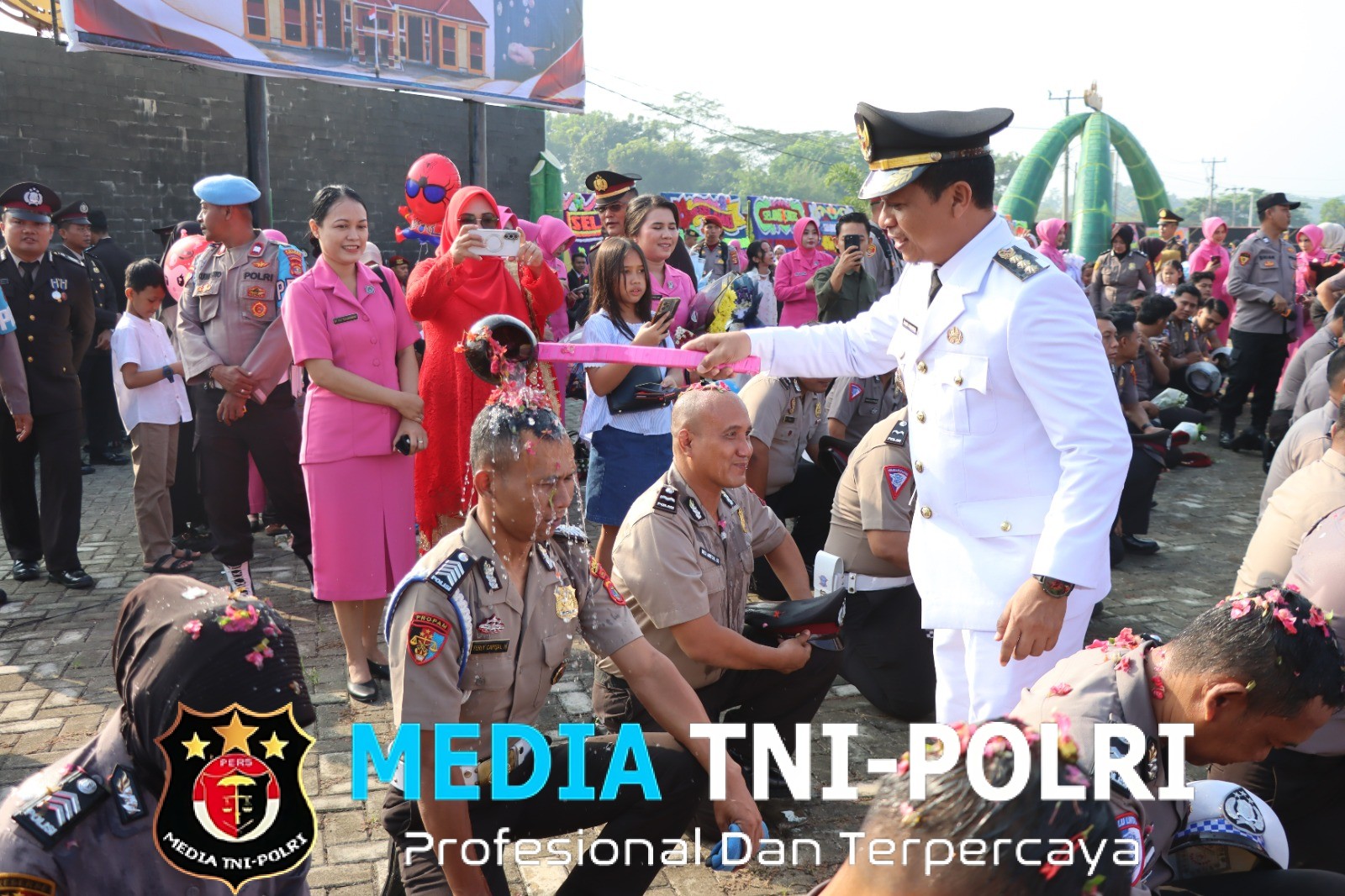 Momen Hari Bhayangkara, 42 Personel Polres Pringsewu Naik Pangkat, Keluarga Ikut Sematkan Tanda Pangkat