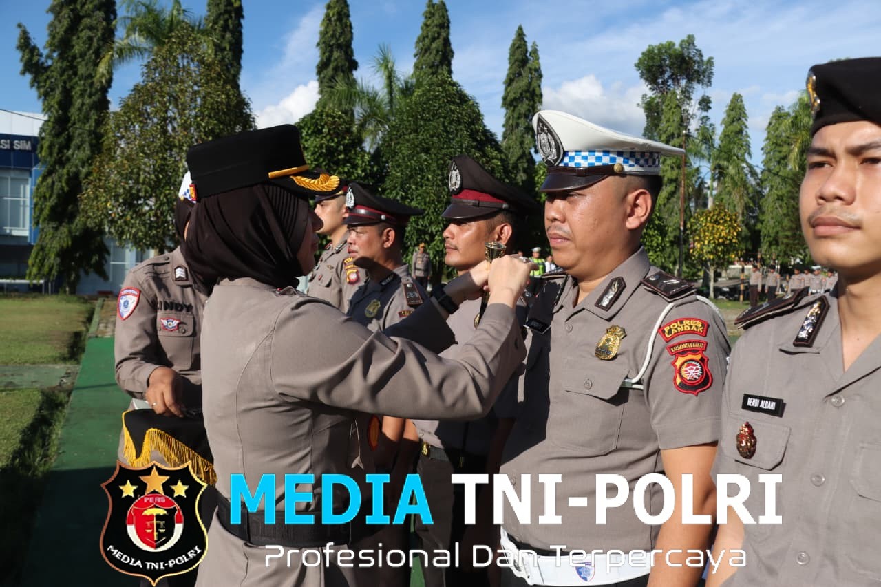 46 Personel Polres Landak Naik Pangkat, Kapolres Jadikan Amanah untuk Tingkatkan Profesionalisme