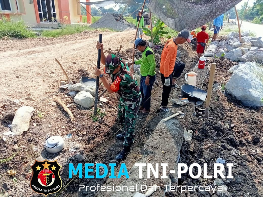 Demi Sawah Tetap Mengalir, Babinsa dan Warga Bergotong Royong Bangun Saluran Irigasi