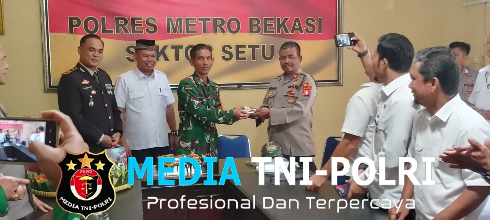 Jaga Jakarta Jaga Bekasi Kecamatan dan Koramil Setu Beri Ucapan HUT Bhayangkara ke-80 untuk Polsek Setu