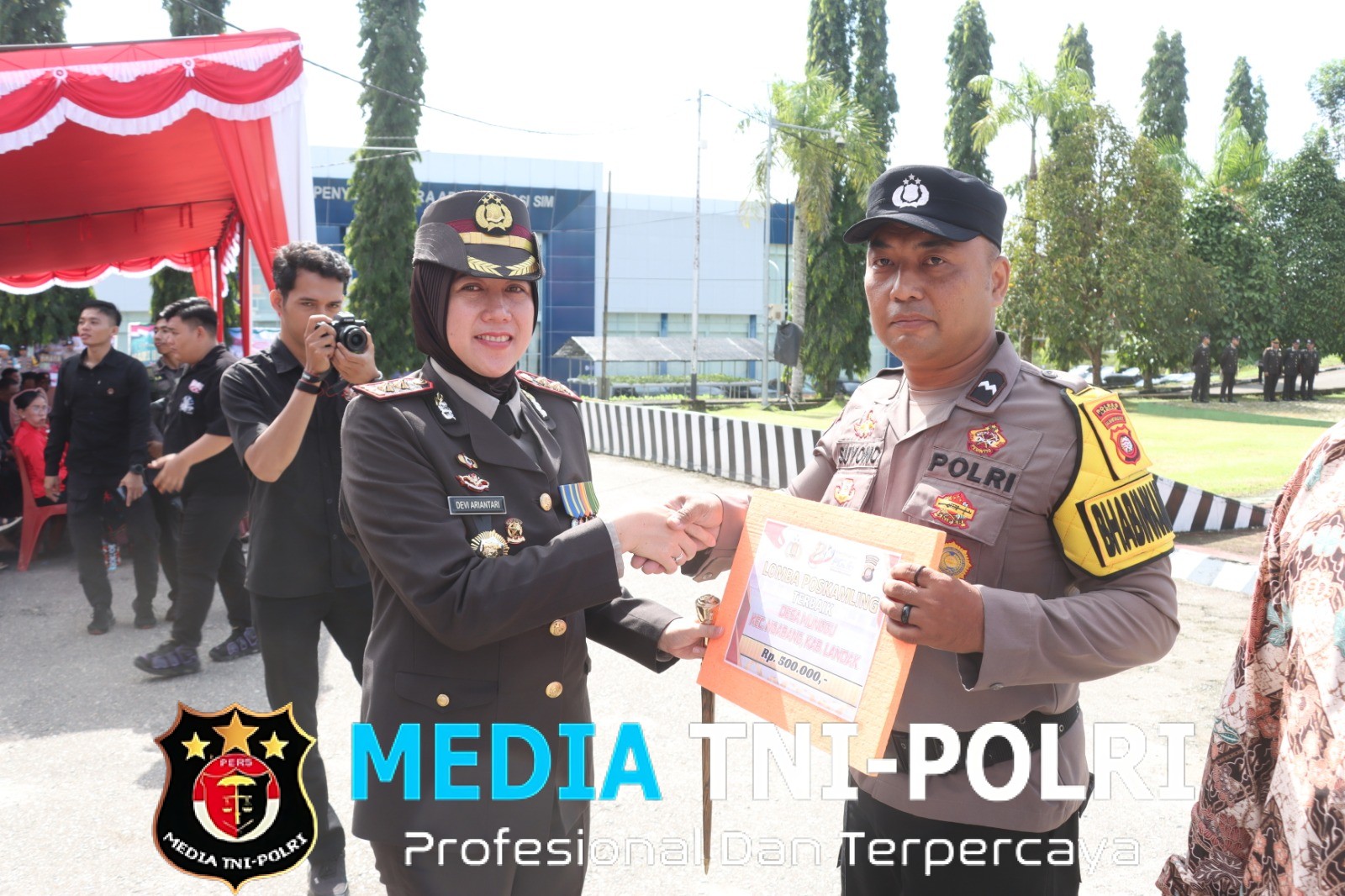 Kinerja Gemilang di Usia ke-80 Polri, Aipda Ya’ Hendri dan Aipda Suyono Harumkan Nama Polsek Ngabang