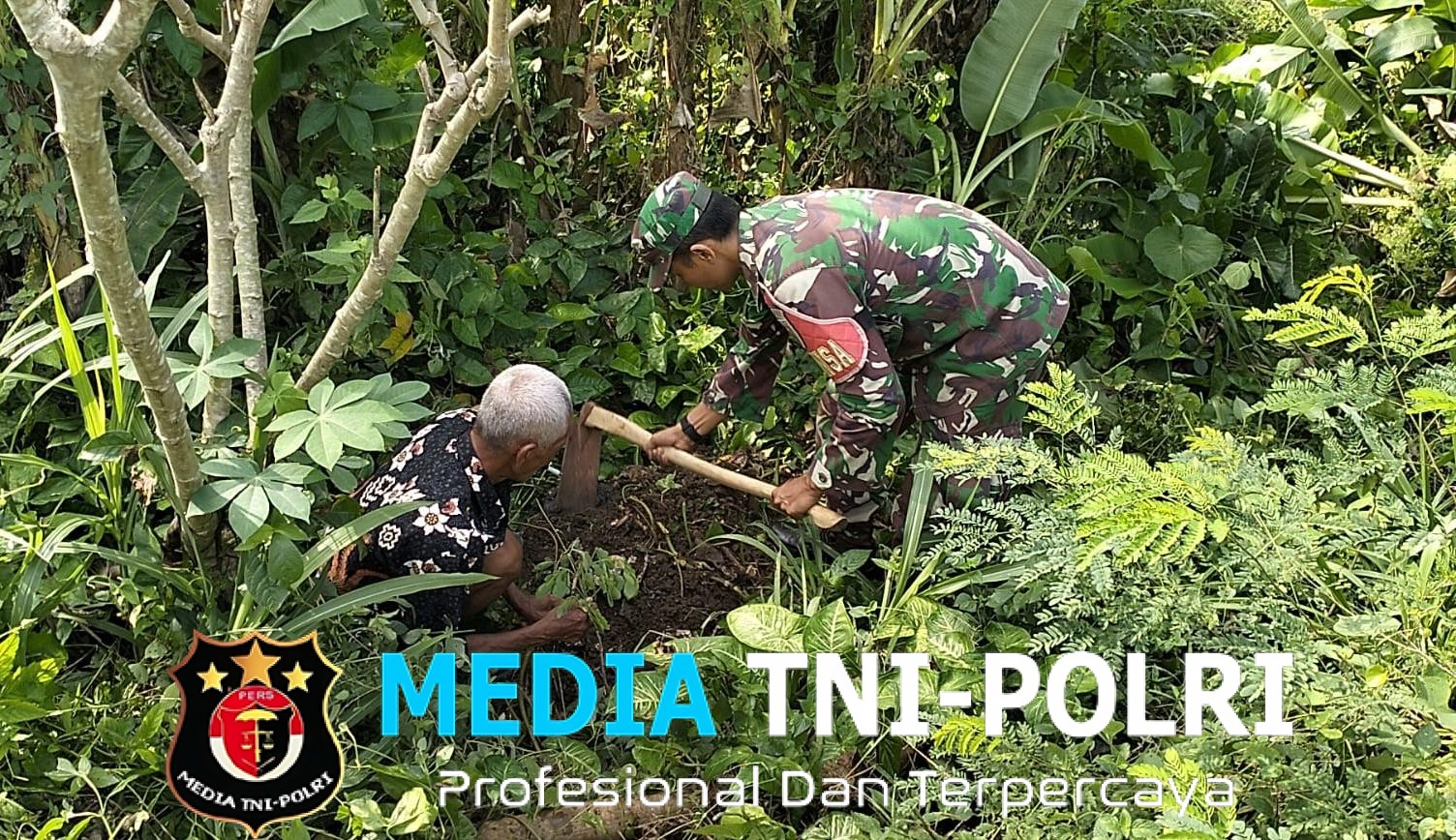 Lestarikan Alam, Babinsa Sidomulyo Sertu Deny Bersama Warga Gelar Aksi Tanam Pohon